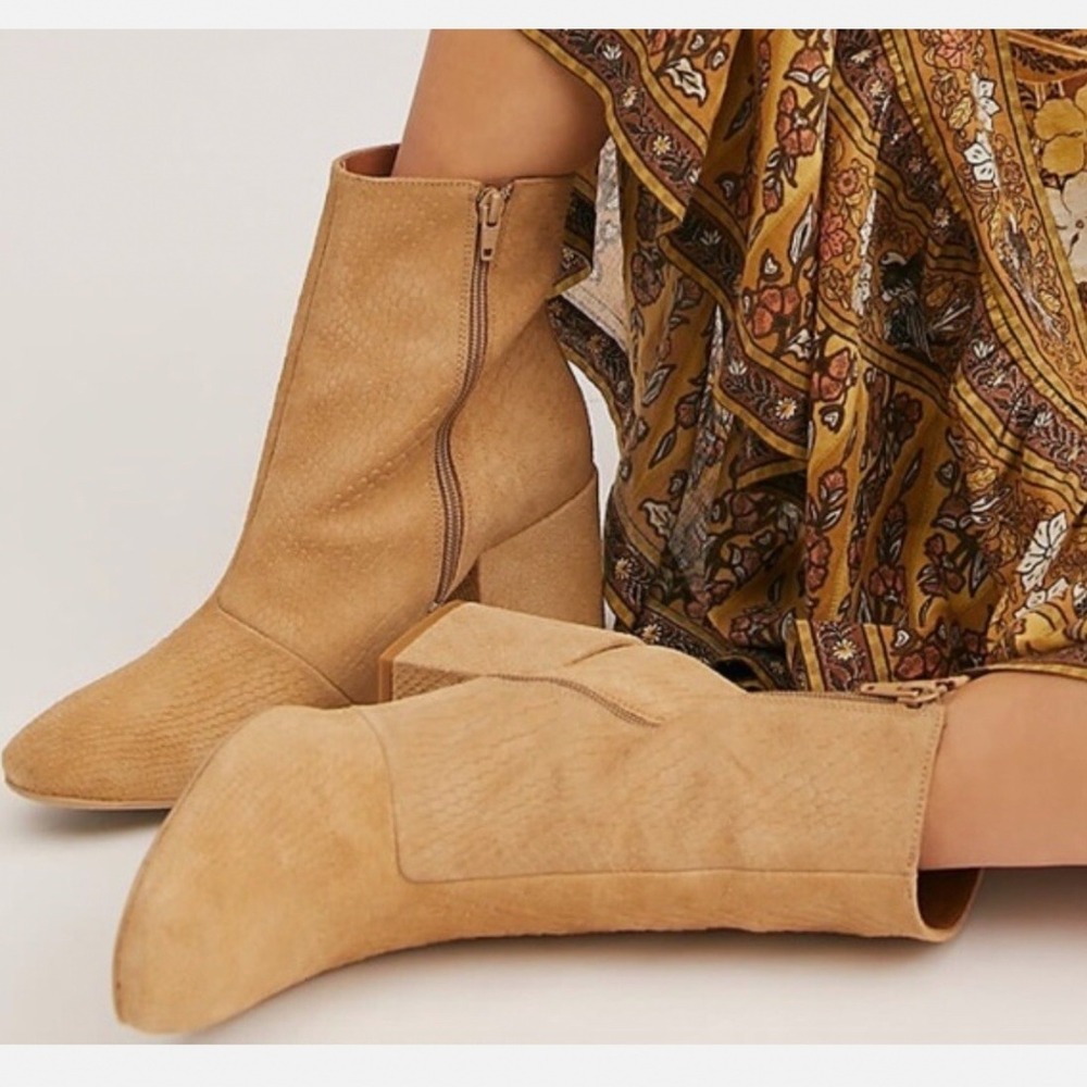 Free People Snake Embossed Suede Block Heel Ankle Boots Tan Size 36 US‎ 5.5